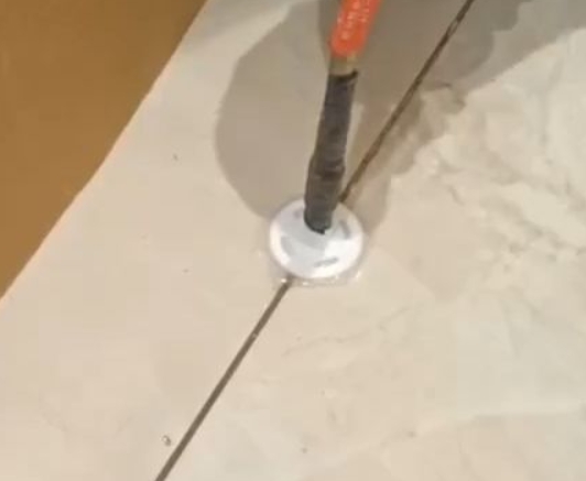 鲁甸瓷砖空鼓维修公司专业解答瓷砖在铺贴过程中，如果没有涂抹均匀到位的粘结材料（如水泥砂浆或瓷砖胶），可能会导致以下问题