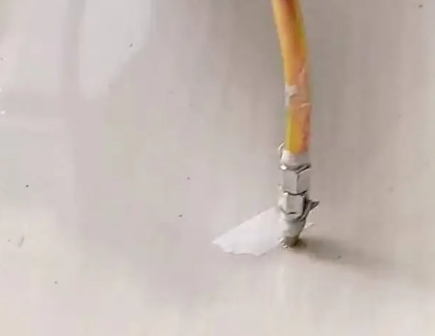 鲁甸瓷砖空鼓维修公司专业解答在瓷砖铺贴过程中，如果使用的砂料过粗（如全部使用了粗砂），可能会导致以下问题